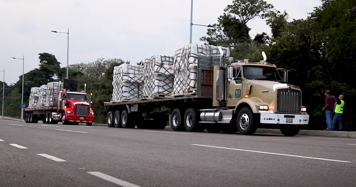 Camiones de ayuda humanitaria enviados por la agencia USAID a la frontera entre Colombia y Venezuela. Foto: captura de pantalla