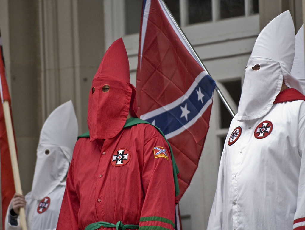 Varios miembros del KKK visten sus conocidos trajes. Fotos: Flickr / 33926256@N02