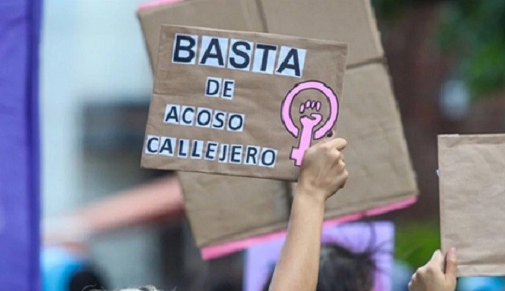 El acoso callejero es considerado por ley "violencia contra la mujer" en Argentina.