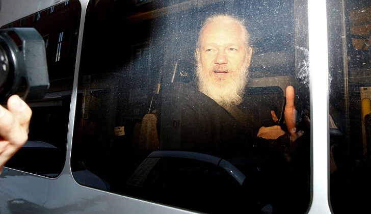 El padre de Assange cree que Ecuador canjeó a su hijo por un préstamo del FMI