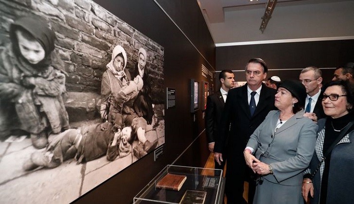 Presidente da República, Jair Bolsonaro, durante visita à Exposição “Flashes of Memory – Fotografia durante o Holocausto”, localizada no Yad Vashem, Centro Mundial de Memória do Holocausto, em Jerusalém, Israel.