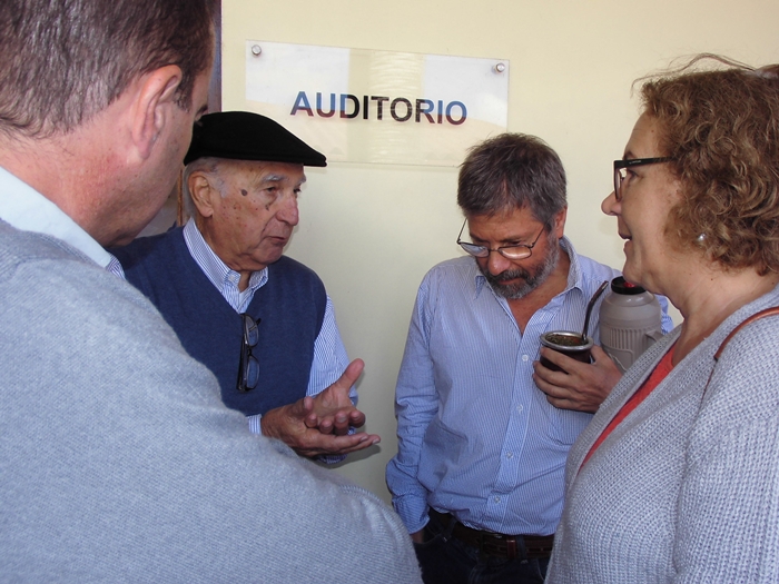 Pablo y Artigas Barrios con Joaquín Marqués, director regional del CURE, y Mercedes Rivas, directora del Departamento de Sistemas Agrarios y Paisanes Culturales del CURE