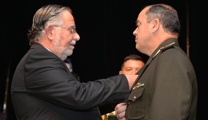 Ministro de Defensa Nacional, José Bayardi, y comandante en jefe del Ejército, Claudio Feola. Foto: Presidencia de la República. 
