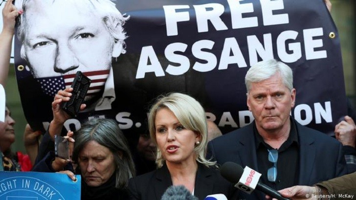 Abogada de Assange: "Ecuador lo acusa de mala conducta para justificar el acto ilícito de su arresto".
