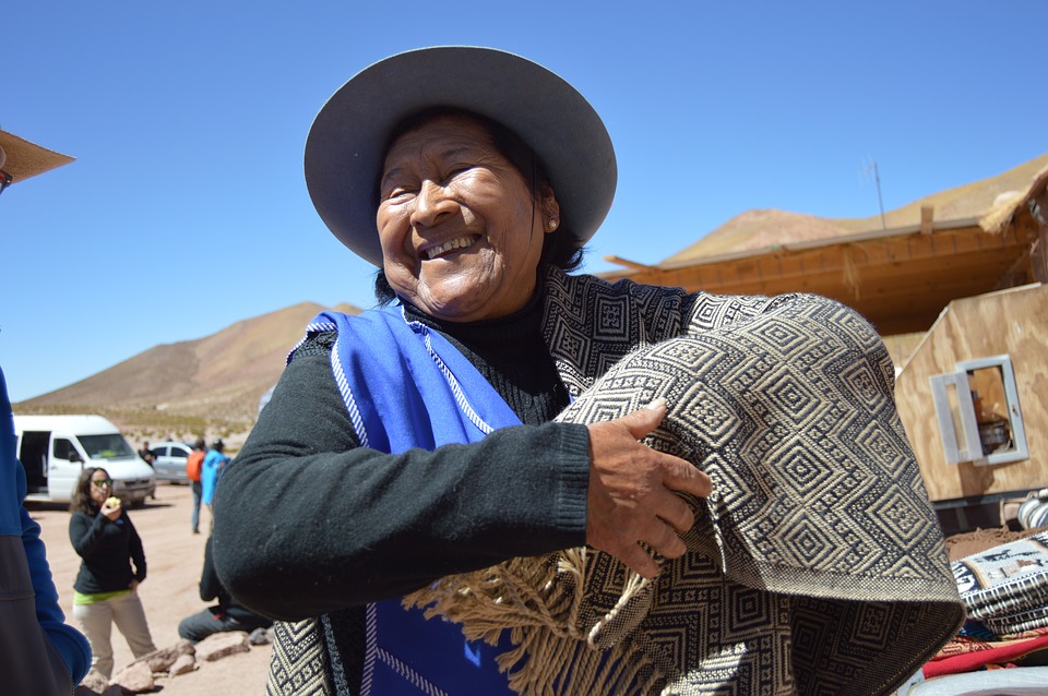 Una aborigen chilena sonríe ante la cámara, ataviada con ropa y sombrero tradicionales. Foto: Pixabay