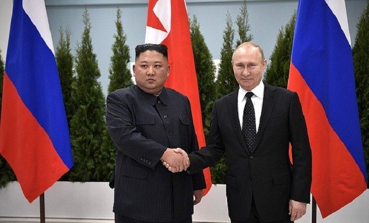 Vladimir Putin se reunió por primera vez con  Kim Jong-un en Rusia. Foto: Kremlin
