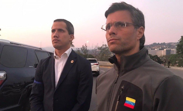 Guaidó libera a Leopoldo López y junto a militares desertores anuncia "el inició del fin de la usurpación"