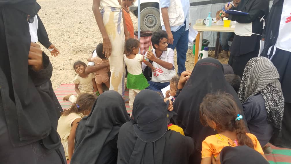 Niños y adultos esperan para ser atendidos por Médicos Sin Fronteras en Yemen. Foto: MSF