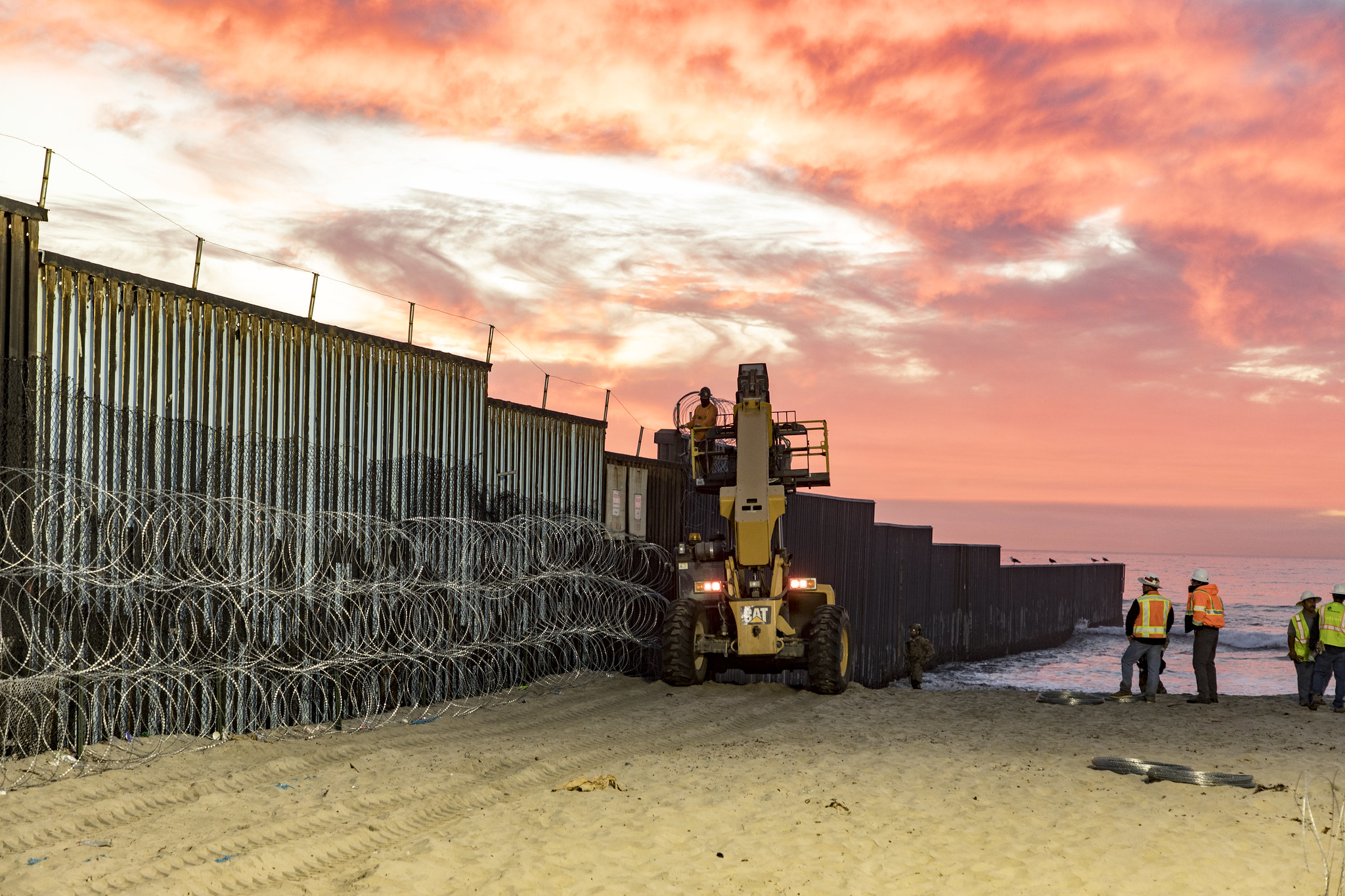 Trabajadores estadounidenses refuerzan la frontera entre Estados Unidos y México. Foto: U.S. Customs and Border Protection