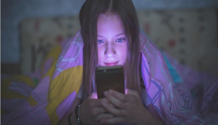 Advierten sobre los efectos de las pantallas en el sueño de los jóvenes