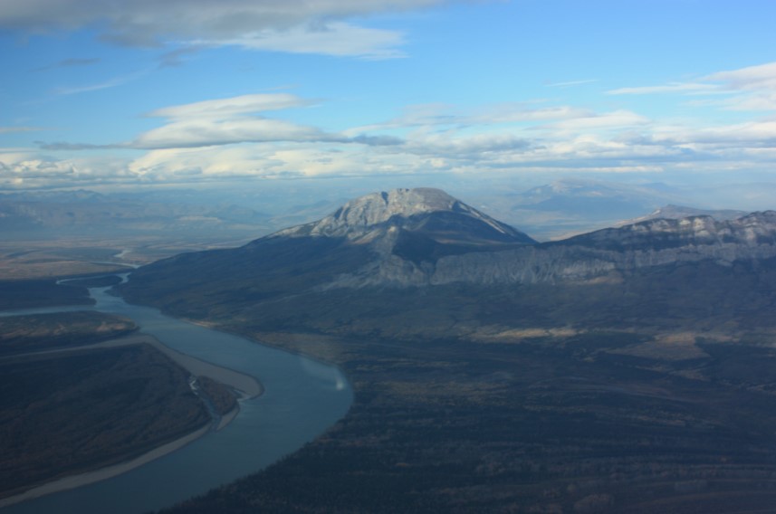El río Liard, en Canadá, es uno de los pocos ríos de más de 1.000 km que siguen fluyendo naturalmente sin interrupciones humanas. Foto: thecanadianencyclopedia.ca / Brandy Newton