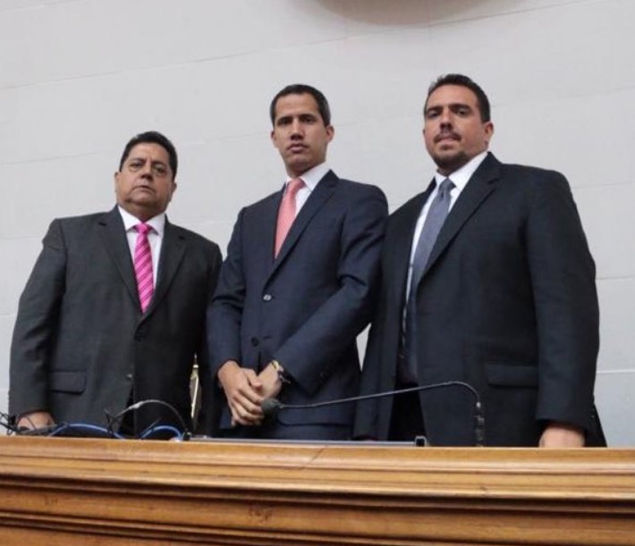 Edgar Zambrano a la izquierda del presidente de la Asamblea Nacional de Venezuela, Juan Guaidó