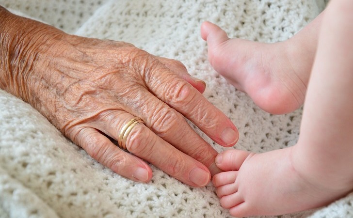 Estudio: Abuelos y abuelas que cuidan a sus nietos viven más