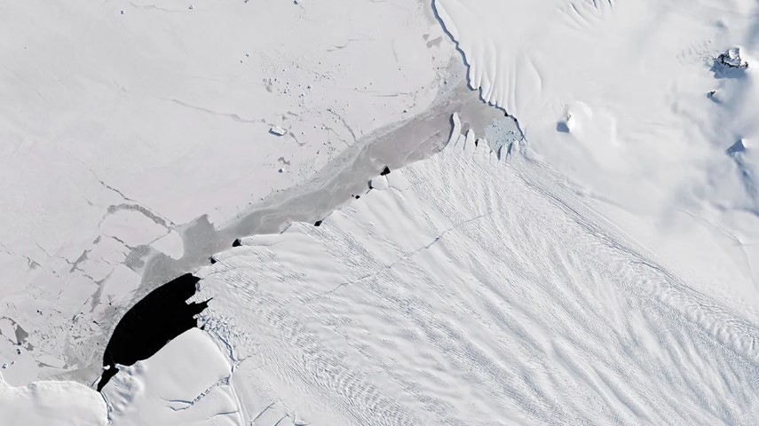 Una imagen satelital del glaciar Pine Island de la Antártida, que se está derritiendo en cinco niveles de la década de 1990. Foto: Planet Observer / Getty Images