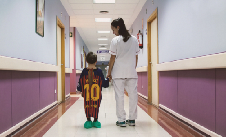 Camisetas de fútbol transformadas en batas infantiles de hospital