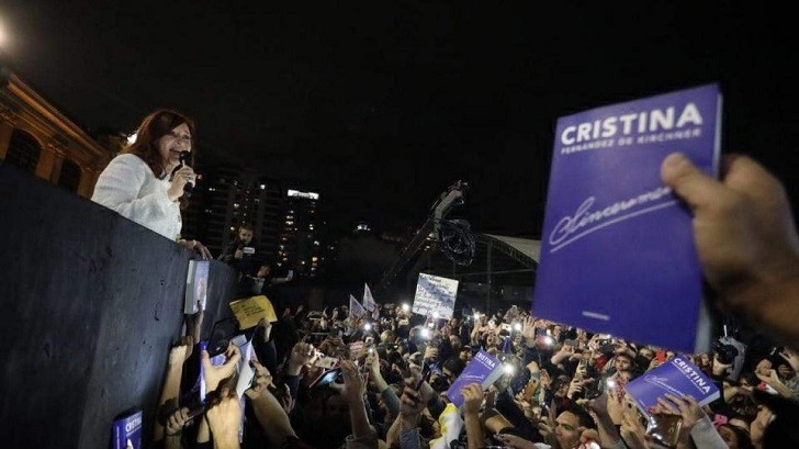 Miles acompañaron a CFK en la presentación de "Sinceramente"  en la Feria Internacional del Libro.
