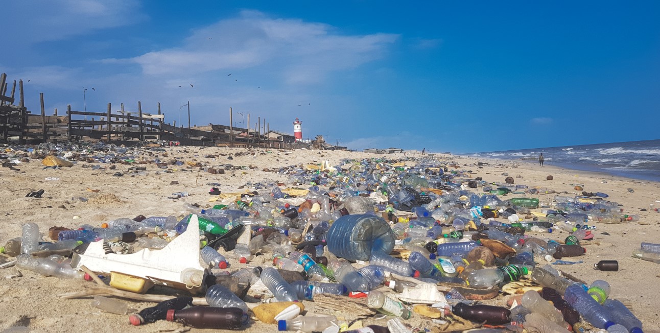 Una playa en Ghana totalmente invadida de basura plástica. Foto: Wikimedia Commons 