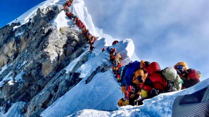 Una foto capturada a principios de esta semana muestra a cientos de alpinistas esperando en línea para tomarse una selfie en la cima del Everest. Foto: Possible Project