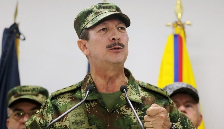Abren investigación contra el jefe del Ejército de Colombia por operaciones irregulares