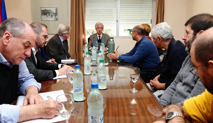 Presidente Vázquez y parte de su gabinete recibió a una delegación del PIT-CNT. Foto: Presidencia de la República. 