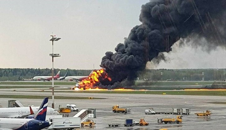  Un avión de pasajeros se incendia al aterrizar de emergencia en un aeropuerto de Moscú