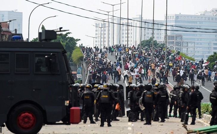 Al menos 6 muertos en disturbios tras reelección del presidente en Indonesia