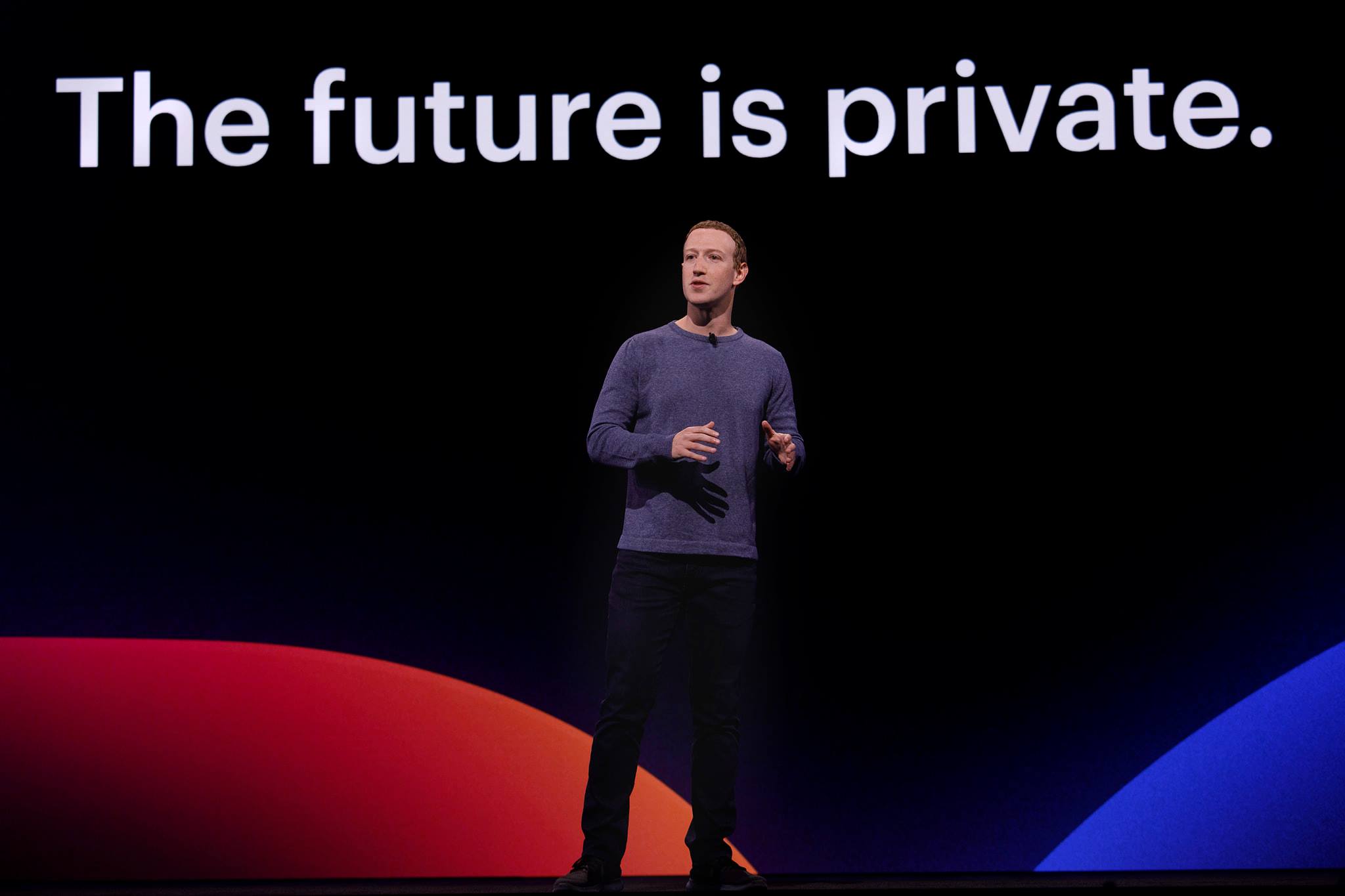 "El futuro es privado", reza una leyenda detrás de Mark Zuckerberg en la última presentación de nuevos productos de Facebook, hace unos meses. Foto: Facebook