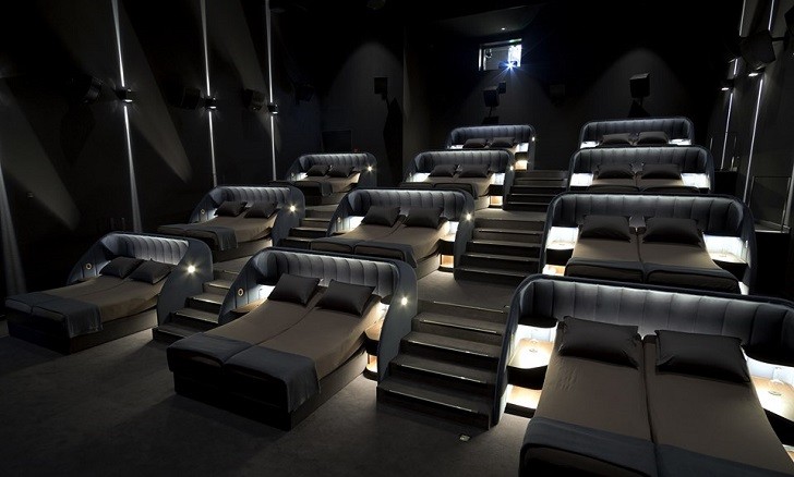 "VIP Bedroom Cinema" la original sala de cine en Suiza que en vez de asientos ofrece camas