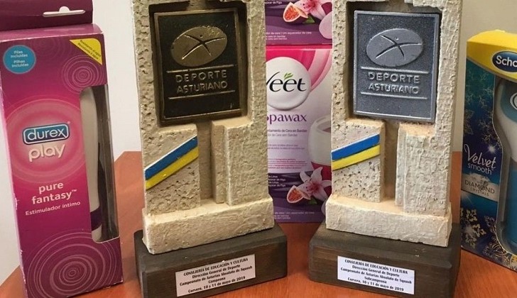 Un vibrador y un kit de depilación: Los premios para las ganadoras de un torneo de squash en Asturias