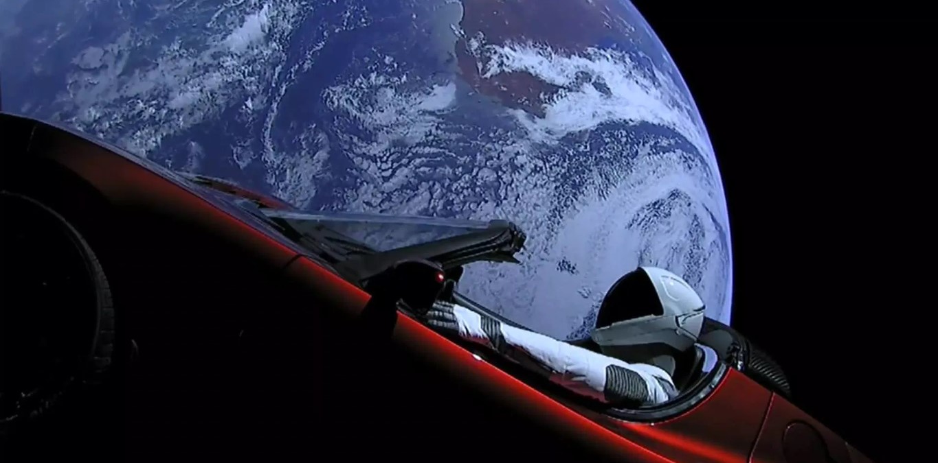 Un auto Tesla flota en el espacio con un muñeco a bordo, enviado por la empresa SpaceX