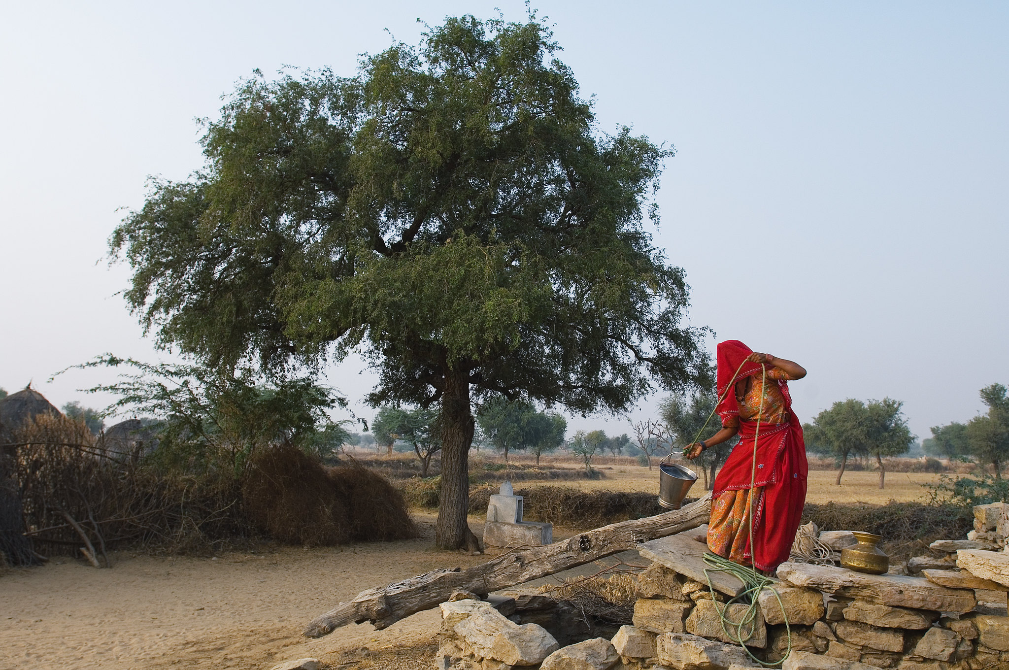 Una mujer saca agua de un pozo en Rajasthan. Foto: Knut-Erik Helle / Flickr