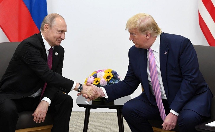 Trump bromea con Putin y pide que "no interfiera en las elecciones" de EE.UU.