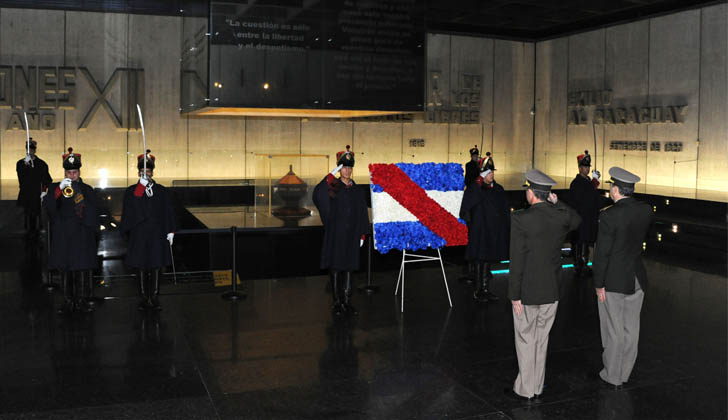 Representantes de Casa Militar realizaron una ofrenda floral al pie del Mausoleo. Foto: Presidencia de la República. 