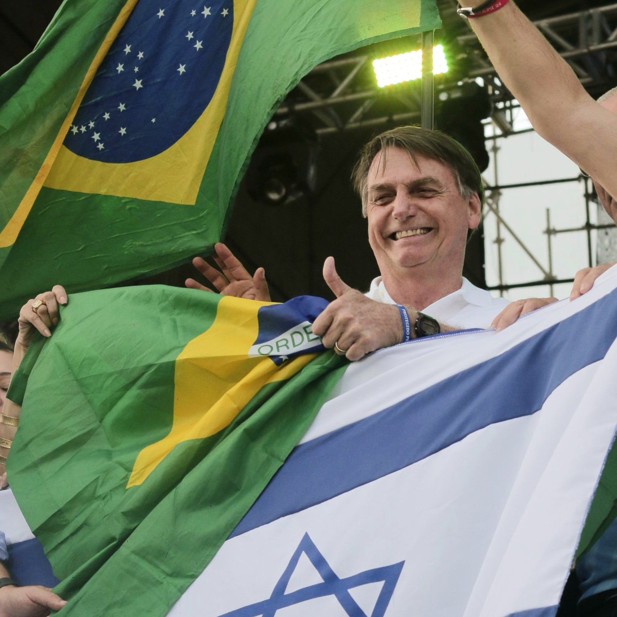 Bolsonaro sostiene banderas de Brasil y de Israel. Foto: Twitter Jair Bolsonaro