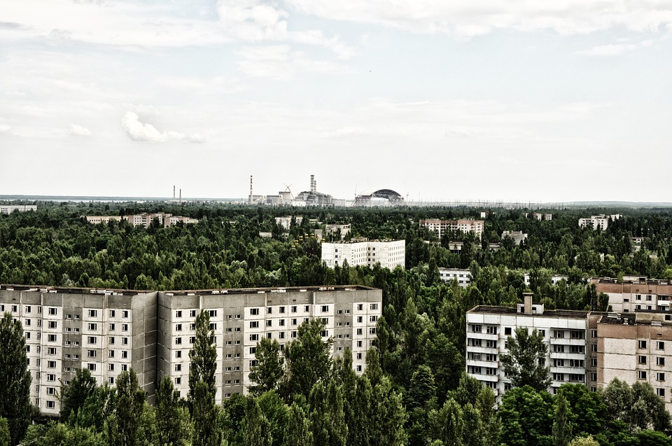 En primer plano la ciudad fantasma de Pripyat. Al fondo, la planta de Chernóbil. Foto: Pixabay