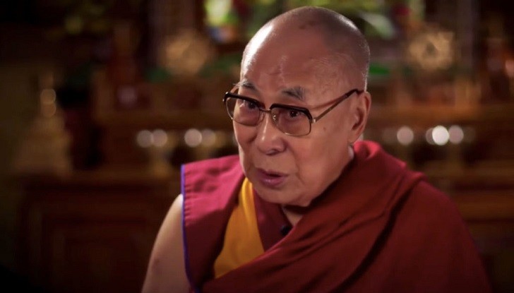 El Dalai Lama, sobre su sucesión: "Si es una mujer, debería ser atractiva" 