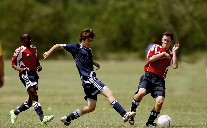 Practicar deportes de equipo podría ayudar a los niños a sanar traumas emocionales