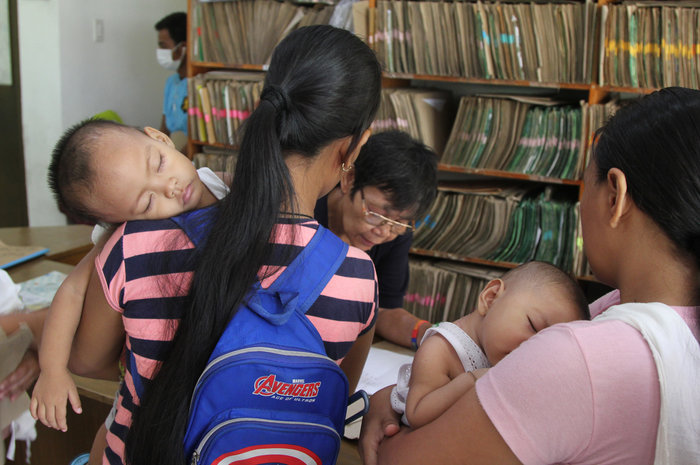 En el Centro de Salud Aquino, en el barrio de Baseco, Manila, las madres registran a sus niños para vacunas y revisiones. Foto cortesía de Jason Beaubien / NPR