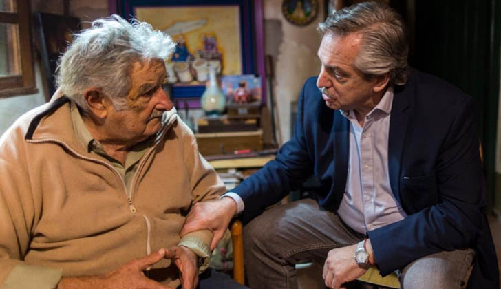 Mujica junto a Alberto Fernández. 