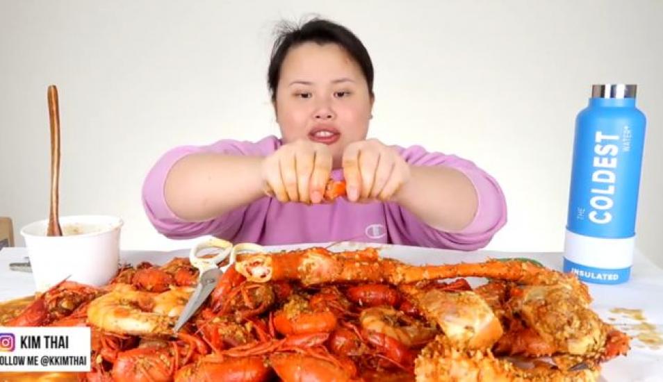 La "youtuber" estadounidense Kim Thai dedica su canal a crear videos de "mukbang" en los que se graba comiendo diferentes platos de todo el mundo. (Foto: KKIMTHAI)