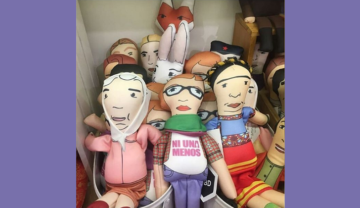 Lanzan muñecas que homenajean a mujeres y causas históricas