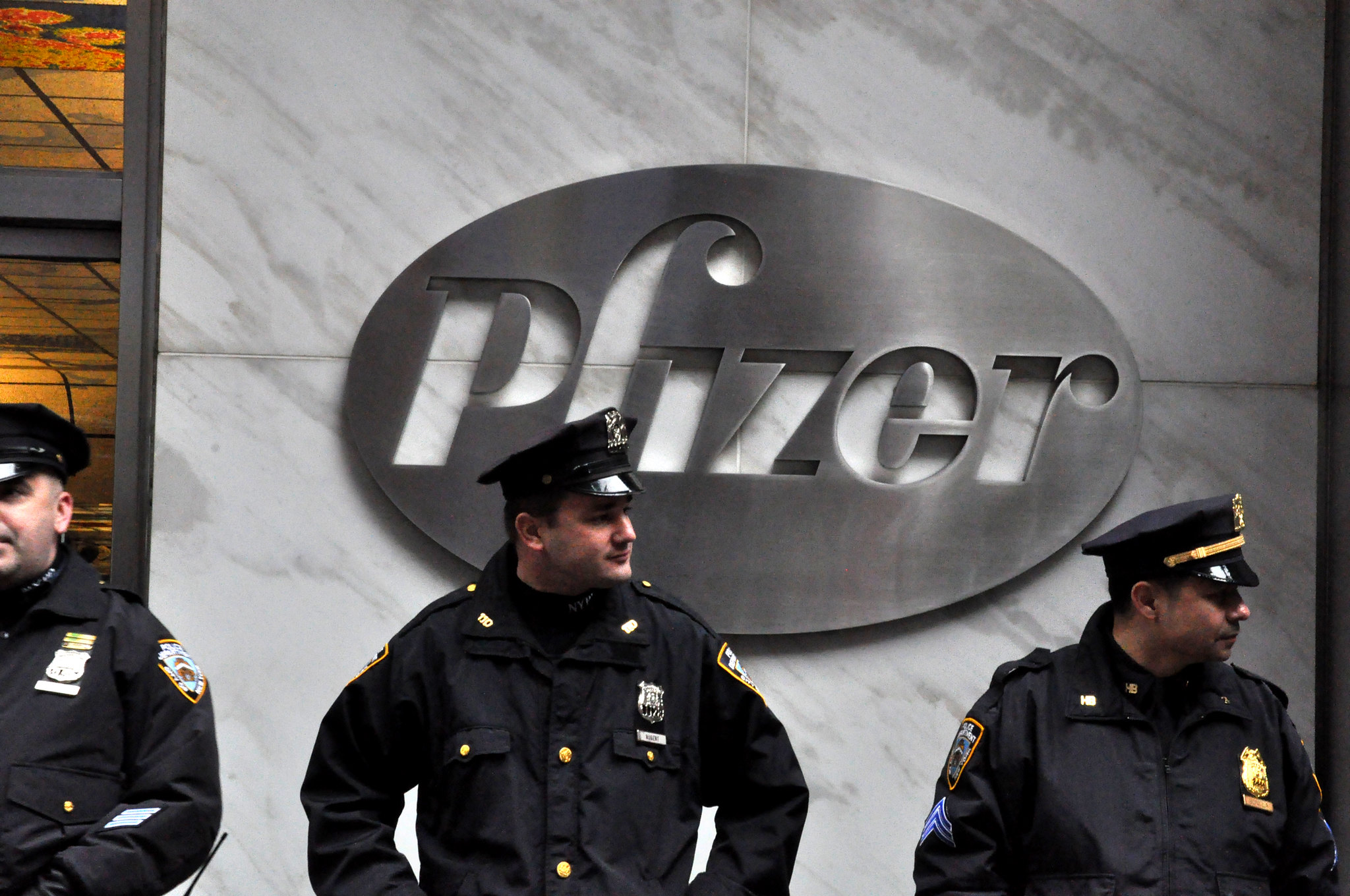 Oficiales de policía resguardan las oficinas de Pfizer en Nueva York. Foto: Michael Fleshman / Flickr