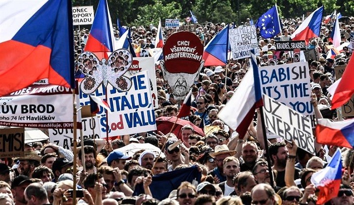 Multitudinaria manifestación en República Checa pide renuncia del primer ministro