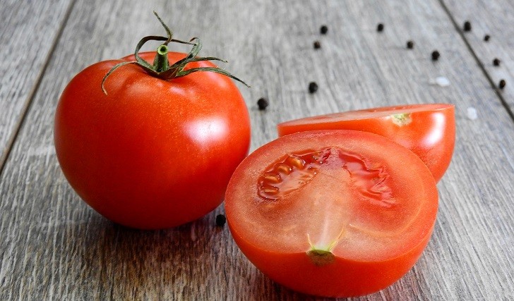 Consumo de jugo de tomate puede ayudar a controlar la presión arterial