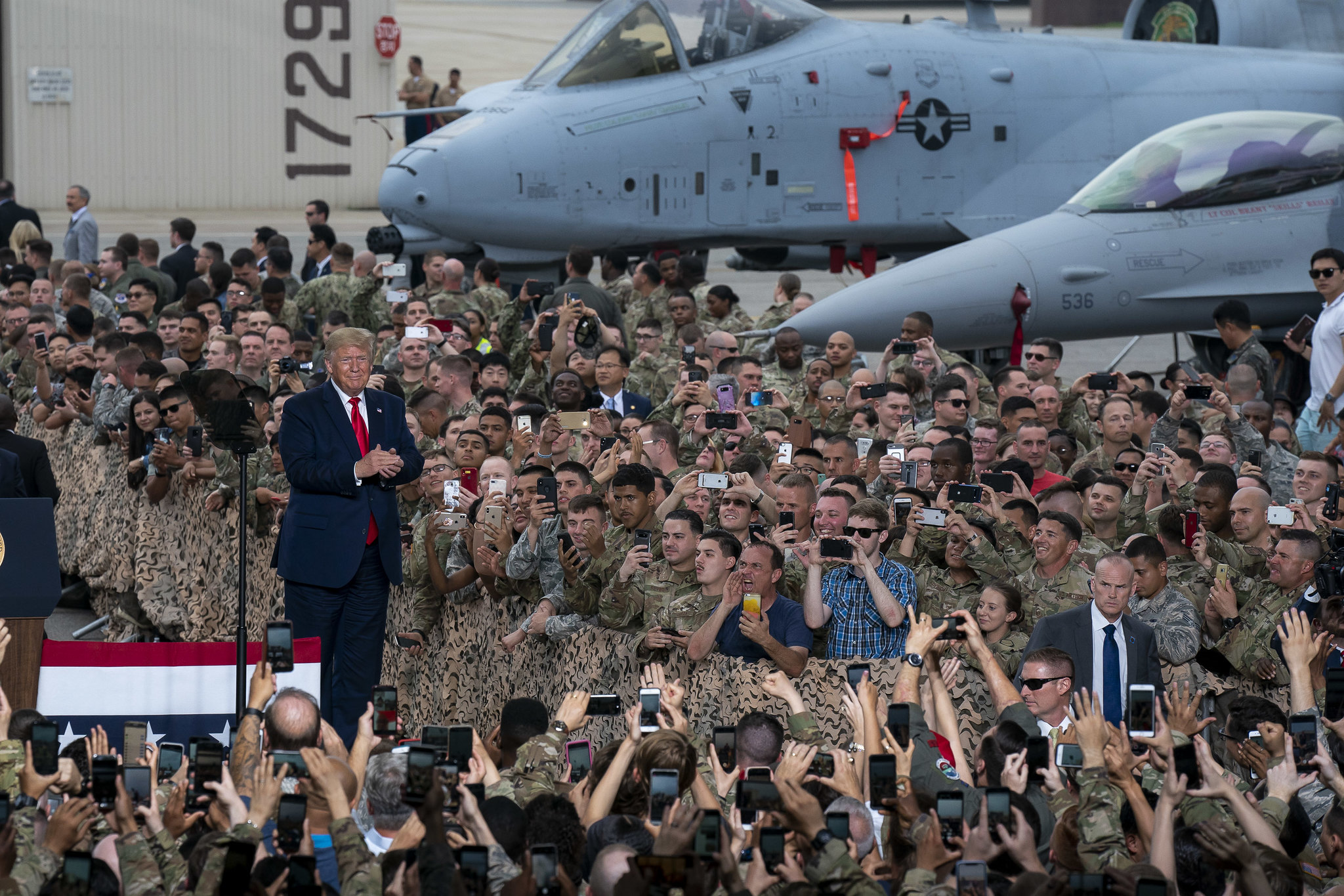 Donald Trump habla frente a militares estadounidenses en la Base Aérea de Osan, en Corea del Sur. Foto: Flickr / The White House