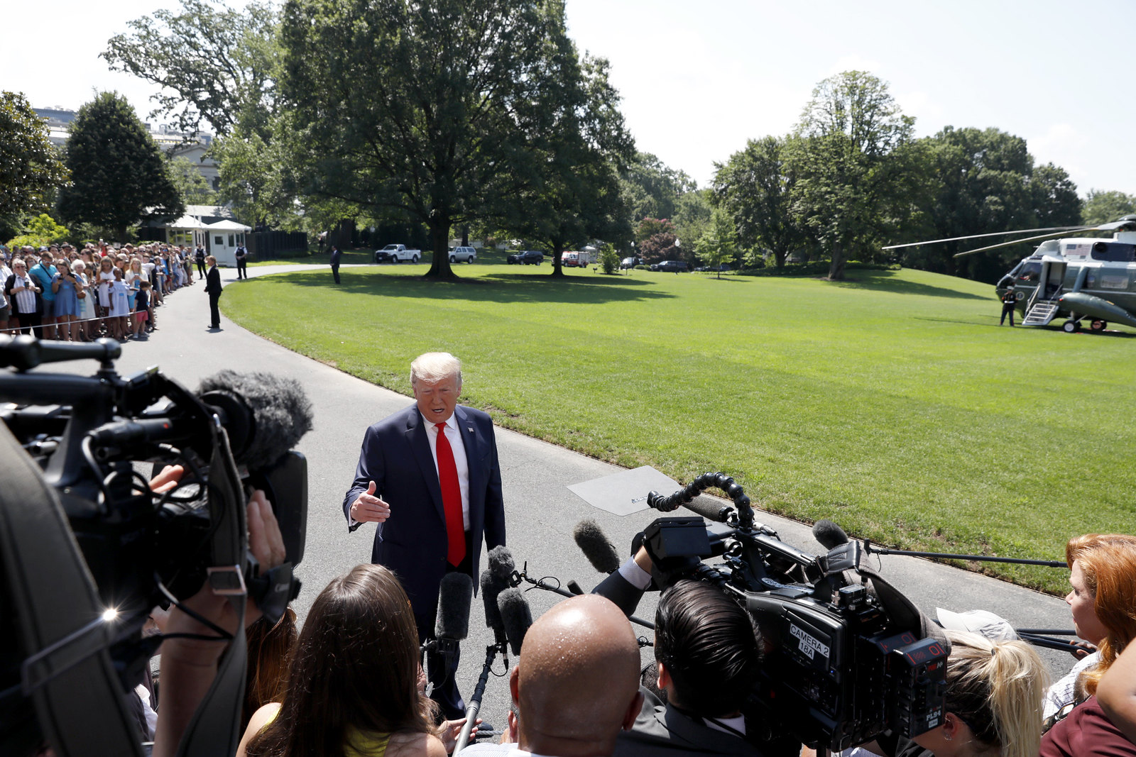 Donald Trump conversa con los periodistas afuera de la Casa Blanca el pasado 5 de julio. Foto: The White House / Flickr 