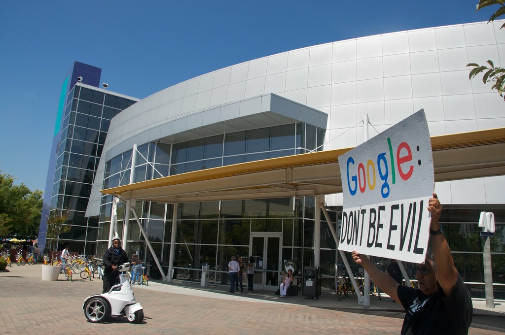 "Google, no seas malo", dice el cartel que sostiene un hombre en un edificio de la empresa en Sillicon Valley, California. Foto: Flickr / Steve Rhodes