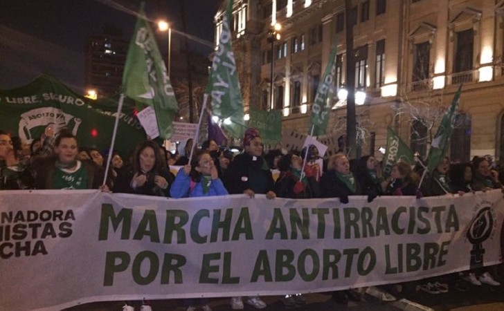 Miles de mujeres marcharonn en Chile bajo la consigna "el aborto libre será antirracista"