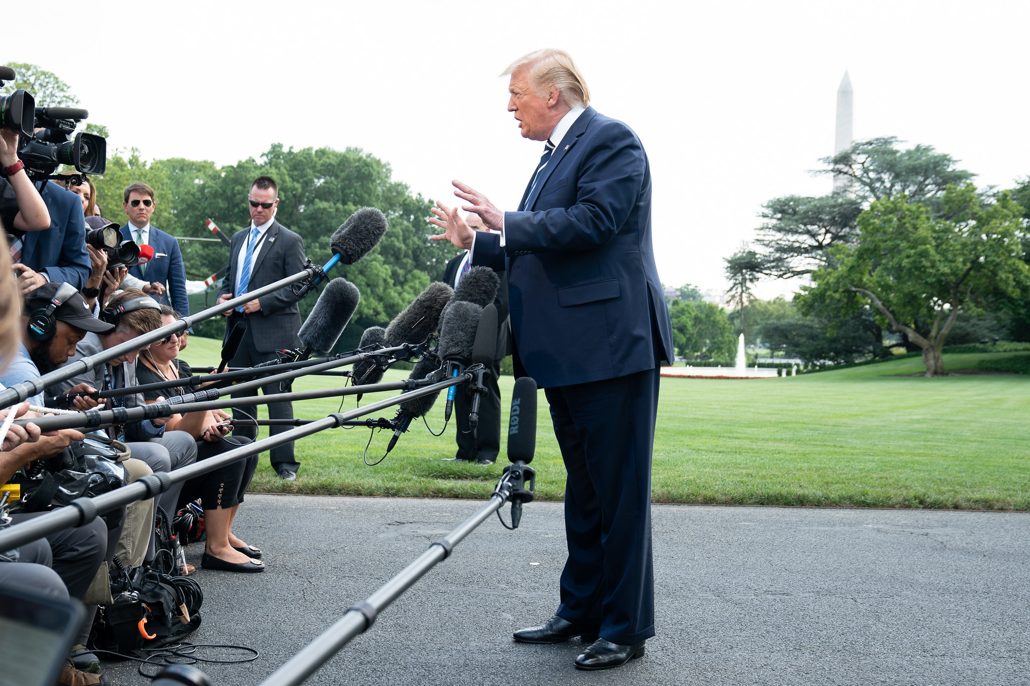 Trump habla con los periodistas en el jardín de la Casa Blanca. Foto: Flickr / The White House