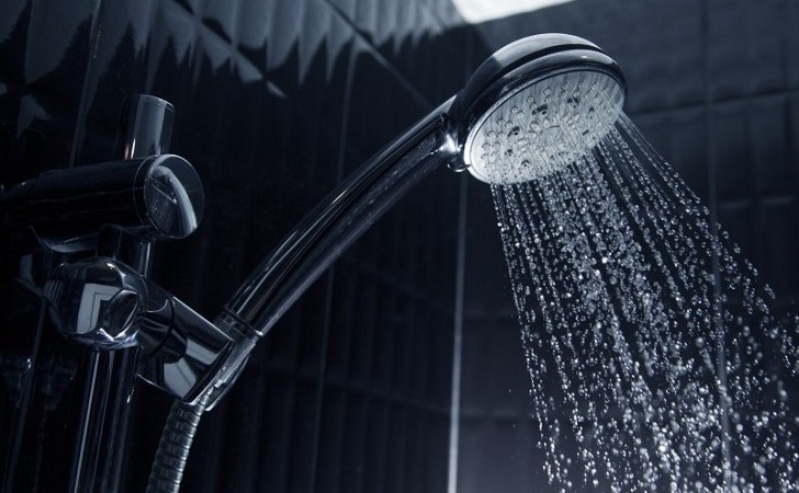 Una ducha caliente dos horas antes de acostarse puede mejorar el sueño. Foto: Pixabay